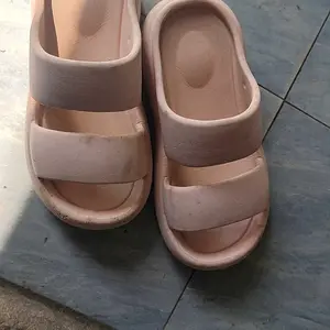 Đôi dép nhựa sau khi tẩy sạch bong