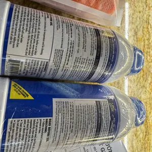 2 chai OxiClean trên tay
